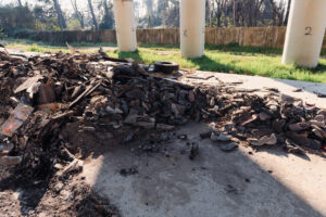 Scarti tessili. Regi Lagni, Orta di Atella (CE). Foto di Gianni Oliva per Cittadini Reattivi