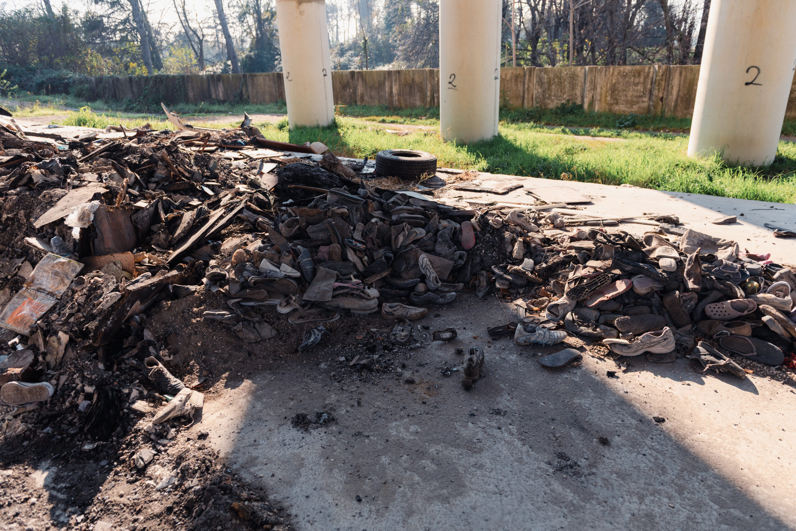 Scarti tessili. Regi Lagni, Orta di Atella (CE). Foto di Gianni Oliva per Cittadini Reattivi