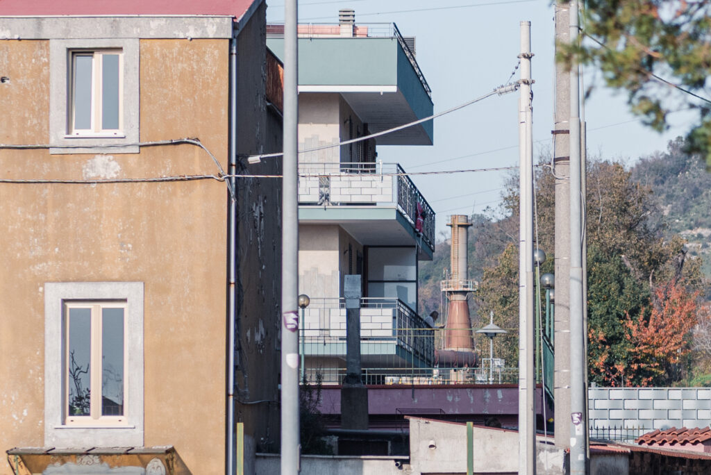 Vista del camino delle Fonderie Pisano dalle abitazioni. Foto di Gianni Oliva per Cittadini Reattivi