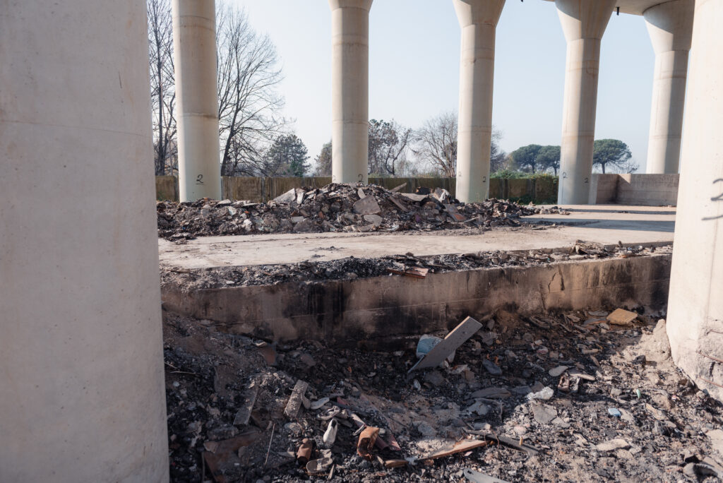 Scarti rifiuti vari dati alle fiamme. Regi Lagni, Orta di Atella (CE). Foto di Gianni Oliva per Cittadini Rettivi