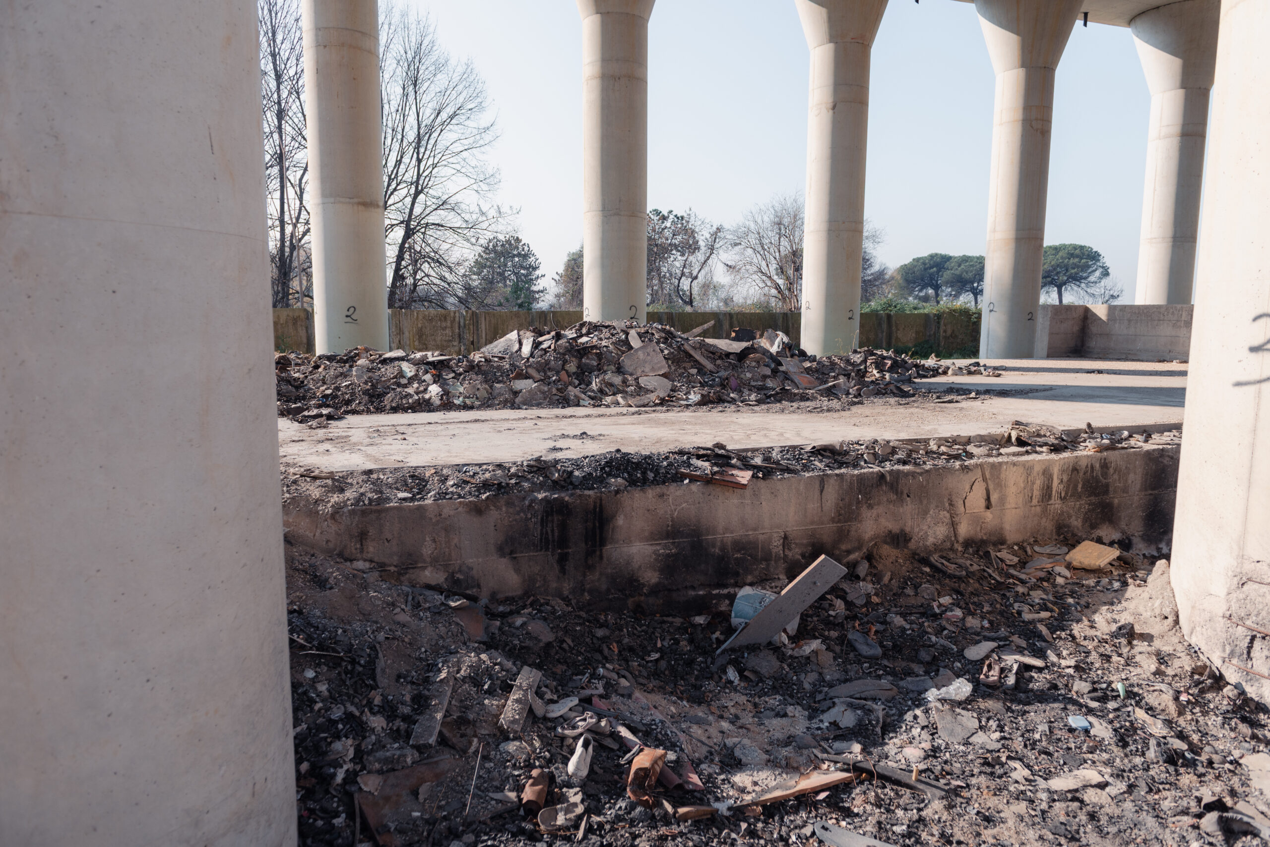 Scarti rifiuti vari dati alle fiamme. Regi Lagni, Orta di Atella (CE). Foto di Gianni Oliva per Cittadini Rettivi